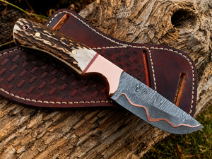 Cuchillo vaquero Skinner de acero damasco y cobre con funda de cuero y mango de asta de ciervo, regalo para él, regalos de boda. - Product Image 3
