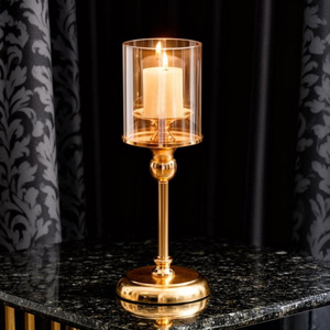 Élégant porte-bougie en métal doré avec un abat-jour en verre transparent, parfait pour une décoration de table et une ambiance élégantes - Product Image 1