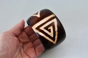 Colección Exclusiva de Brazaletes de Resina, Diseño Exclusivo, Acabado Liso, Precio de Fábrica al por Mayor - Product Image 5