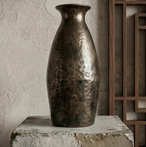Jarrón de Metal Industrial Hecho a Mano con Textura Martillada, Portaflores Decorativo para el Hogar - Product Image 1