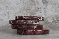 Ensemble de sous-verres ronds en marbre rouge Gabriella avec surface flammée imperméable et design naturel, idéal pour offrir
