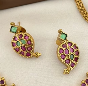 Ensemble de collier et de boucles d'oreilles de qualité supérieure en or poli avec pierres de luxe pour les femmes, pour les mariages et les festivals - Product Image 2
