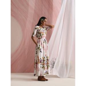 เดรสยาวสไตล์แม็กซี่ ปักลายธรรมชาติ ดีไซน์เก๋ไก๋ ตัดเย็บช่วงเอวอย่างประณีต ผสมผสานความหรูหราอย่างลงตัว เหมาะสำหรับใส่ได้ทั้งกลางวันและกลางคืน - Product Image 4