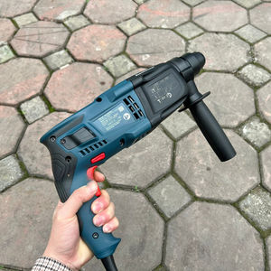 Martillo perforador rotatorio profesional GBH 220 con tecnología SDS-plus, solución compacta ideal para principiantes en perforación y taladrado. - Product Image 2