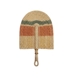 Abanico de mano ecológico de hierba marina tejida naturalmente con rayas verde oscuro y color óxido, abanico tradicional para refrescarse en verano y decorar. - Product Image 1