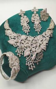 Collar choker tribal afgano Kuchi hecho a mano, chapado en oro, con piedras de rubí rosa, detalles de esmeralda y perlas blancas. - Product Image 3