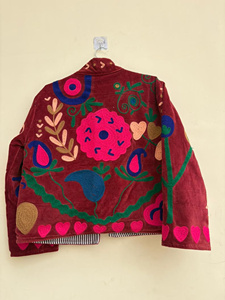 Veste en velours Suzani traditionnelle pour femmes, faite à la main, pour les festivals, manteau d'hiver, style bohème, vêtements d'extérieur, vêtements d'extérieur courts à fleurs - Product Image 4