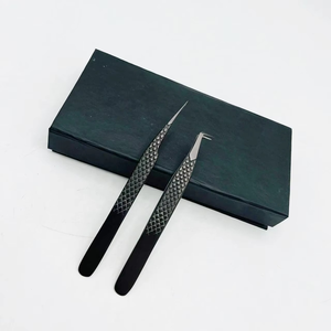 Pinzas para Extensión de Pestañas Tipo L en Negro Mate, Acero Sostenible, Agarre de Diamante, Agarre Fuerte, Punta Suave, Precios al por Mayor - Product Image 2
