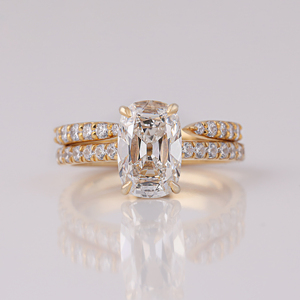 Anillo de Compromiso de Lujo con Diamante Cultivado en Laboratorio de 4 Quilates con Corte Cojín, Oro Amarillo de 14K, Anillo de Boda a Juego, Certificado IGI - Product Image 1
