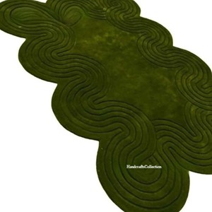 Tapis moderne en laine vert olive, forme organique, abstrait, tufté à la main, motif vague, moelleux, design de créateur, décoration d'appoint pour sol de maison - Product Image 5