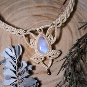 Collar de Macramé Hecho a Mano con Piedra Lunar Arcoíris y Cuentas Doradas en Forma de Lágrima, Joyería Boho de Cristal Ajustable para Mujer, Venta al Por Mayor - Product Image 3