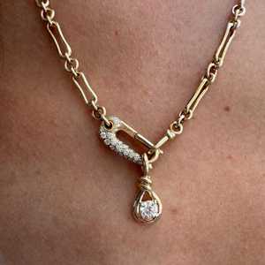 Colgante con Diseño de Nudos y Diamante, Oro Sólido de 14k, Corte Redondo, Moderno, para Usar en Capas, Solitario, Certificado IGI, CVD HPHT, Venta al Por Mayor - Product Image 2