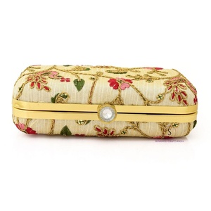 Pochette brodée florale pour femme indienne avec chaîne, élégante pour soirée et mariage, en coton, Shagun Pouches - Product Image 6