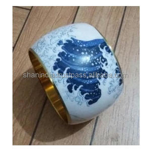 Brazalete de Metal con Diseño Elegante Estampado a Mano con Esmalte Epóxico para Mujer, Accesorio de Moda con Esmalte Estampado de Alta Calidad - Product Image 1