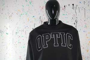 Sudadera OPTIC BLACK con cuello alto, 100% NEGRO, con apliques bordados, cuello ancho, hilos finos. - Product Image 3