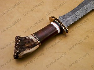 Cuchillo de caza DIY OEM de acero inoxidable de Damasco con mango de cuerno de ciervo y madera, espiga completa, hoja fija dentada de alta calidad - Product Image 2