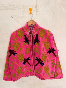 Veste en velours brodée motif oiseau et libellule, style artistique et mode, thème jardin, art populaire, manteau bohème - Product Image 1