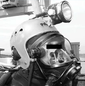 Réplica de casco de buceo de estilo antiguo en color blanco con ventanas de visión de latón, accesorios laterales y una placa de cuello de latón montada sobre una base oscura. - Product Image 3