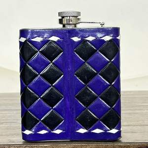 2026 Elegante Botella de Alcohol de Lujo Portátil de Cuero Genuino de Vaca con Patrón a Cuadros y Botella de Bolsillo Personalizada - Product Image 5