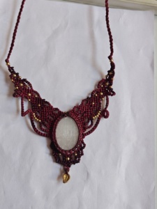 Collier en macramé marron fait main avec cabochon ovale en sélénite blanche et perle dorée, bijoux bohèmes pour femmes HARI OM CREATIONS IGI - Product Image 1