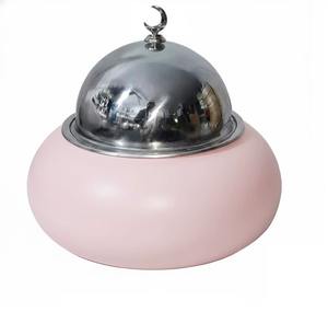 Recipientes metálicos con revestimiento de color rosado que simplifican el servicio y la gestión de alimentos, ideales para un almacenamiento organizado en la cocina. - Product Image 1