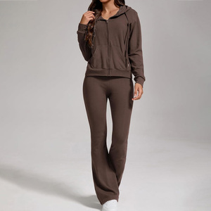 Ensemble de survêtement pour femme personnalisé avec logo, vêtements de sport à séchage rapide pour la course et la compétition de fitness - Product Image 5
