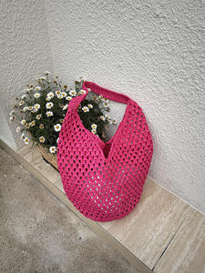 Tu compañero ideal para aventuras de temporada. Este bolso de hilo natural ofrece una estética atemporal para mujeres preocupadas por la moda. - Product Image 3