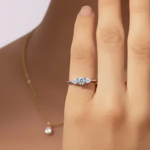 Bague en diamant rond de 1 carat avec pierres latérales en forme de poire, plaquée or, design emblématique, pour femme, clarté VVS-VS - Product Image 3