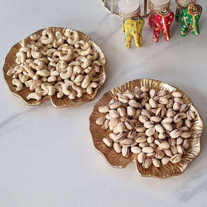 Plateau à feuilles en aluminium moulé et métal décoratif Royal Classic Design doré pour la cuisine à domicile par Tayyab Handicraft - Product Image 1