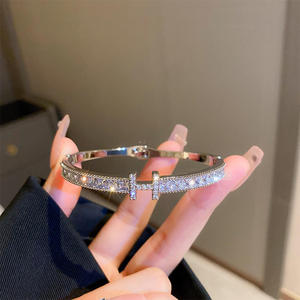 Bracelet de luxe en argent plaqué 925 avec moissanite, design croix serti en baguette, tendance, unisexe, idéal comme cadeau - Product Image 1