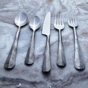 ชุดช้อนส้อมโลหะวินเทจ 5 ชิ้น ผิวด้าน ป้องกันสนิม มีด ส้อม ช้อน - Product Image 1
