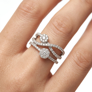 Élégante bague de fiançailles en or 18 carats avec mosaïque de diamants croisés et double grappe florale pour les détaillants - Product Image 4