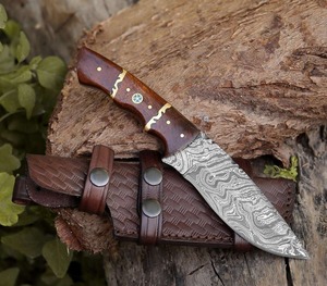 Cuchillo de caza y camping hecho a mano con hoja recta de acero de Damasco, mango de madera y funda de cuero. - Product Image 2