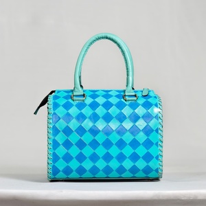 Bolsa de Viaje de Cuero Hecha a Mano de Lujo con Patrón de Diamantes y Panel de Piel de Vaca, Color Azul - Product Image 2