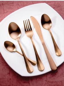 Cubiertos de lujo de estilo italiano que brillan con un brillo real, elevando el ambiente gastronómico con una sofisticación radiante en la mesa. - Product Image 5