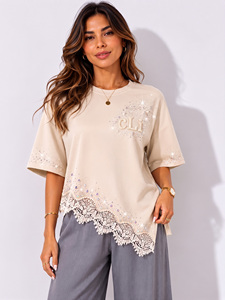 Chemisier beige oversize pour femme, à épaules tombantes et manches courtes, avec ourlet en dentelle ornée et motif en strass scintillants personnalisé, haut décontracté OEM - Product Image 4