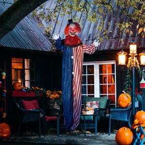 Clown Animatronico a Grandezza Naturale da 1,8 m per Decorazioni di Halloween, con Attivazione a Movimento, Suono e Occhi Luminosi per Uso Esterno - Product Image 2