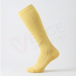Chaussettes hautes pour hommes, couleur unie, tricotées, jaunes, style classique - Product Image 3
