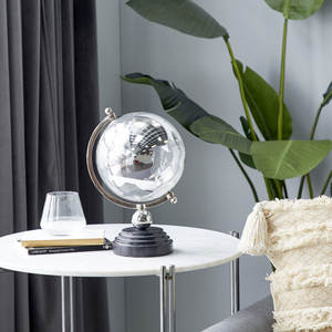Globe terrestre de bureau moderne avec finition chromée, arc et socle lourd foncé – Cadeau unique - Product Image 4