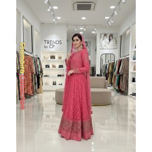 Collection SSUMAIRA - Élégante robe maxi pakistanaise en organza brodé blanc, style Salwar Kameez, longueur classique, luxe, Chikankari - Product Image 5