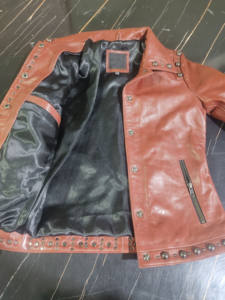 Nuevas Chaquetas de Mujer Estilo Universitario de Cuero de Oveja Genuino Premium Personalizadas, de Alta Calidad, Transpirables, Resistentes al Viento y Calefactables - Product Image 4