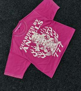 Camiseta Premium Personalizada con Estampado DTG, 250 gsm, 100% Algodón, con Pedrería en el Cuello y el Dobladillo de las Mangas - Product Image 2