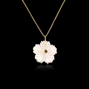 Pendentif Fleur en Nacre Sculpté à la Main avec Accent en Onyx Noir, Bijou en Laiton Plaqué Or 18 carats, Collier pour Usage Quotidien - Product Image 1