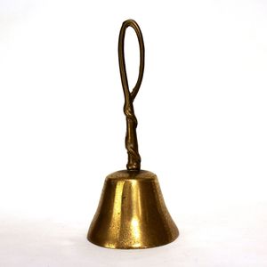 Campanas únicas de latón con acabado dorado para ceremonias religiosas indias, decoración de esquinas del hogar o para crear un ambiente rústico de festival. - Product Image 2