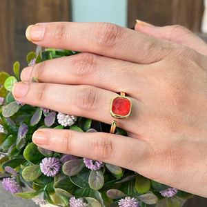 Anillo artesanal elegante de latón chapado en oro con piedra de jade roja, banda ajustable, accesorio de moda, joyería para fiestas de cóctel para damas. - Product Image 5