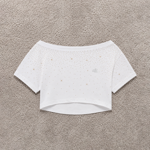 Blusa asimétrica blanca de un solo hombro con pedrería dorada, camisa personalizada para mujer, top informal de corte holgado con adornos dispersos, camiseta DTG - Product Image 3