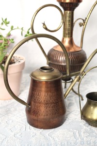 Arrosoir vintage à long bec, design martelé foncé, idéal pour une arrosage contrôlé et écologique et des soins quotidiens des plantes, provenant d'Inde. - Product Image 5