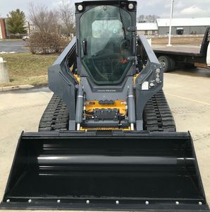Chargeur compact Deere 333G robuste avec moteur diesel performant, confort du conducteur amélioré, force de levage supérieure - Product Image 4