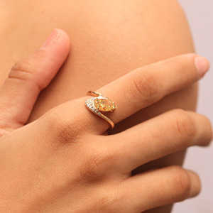 Anillo de compromiso único de moissanita amarilla en forma de pera de 2 quilates, oro de 18 quilates y platino, estilo diamante amarillo hecho a mano para mujer - Product Image 1