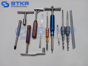 STKR INTERNATIONAL Juego de Instrumentos Quirúrgicos Ortopédicos Manuales DHS DCS Herramientas Clase I Mango Metálico Regla de Medición Brocas CE - Product Image 3